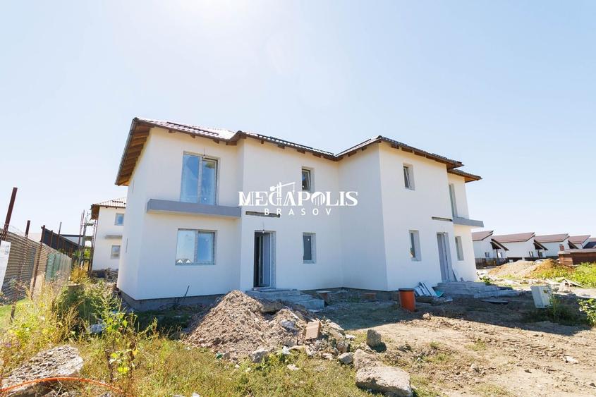 Duplex cu 4 camere cu Canalizare în Sânpetru