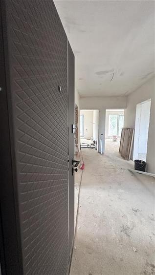 Apartament cu 3 camere decomandat în Tractorul