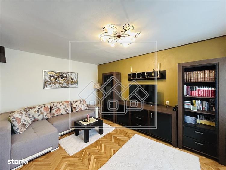 Apartament cu 3 camere în Calea Dumbrăvii