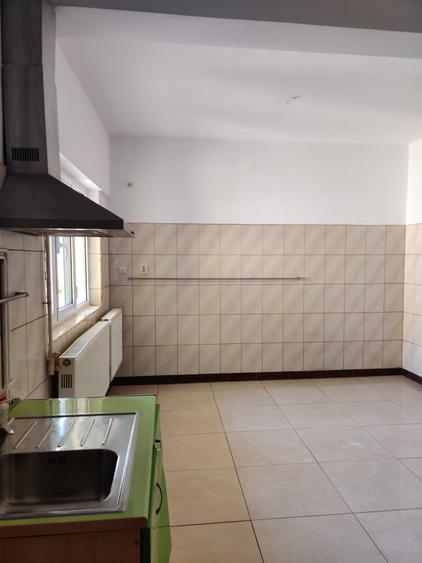 Casă individuală cu 7 camere cu Canalizare în Vatra Luminoasă