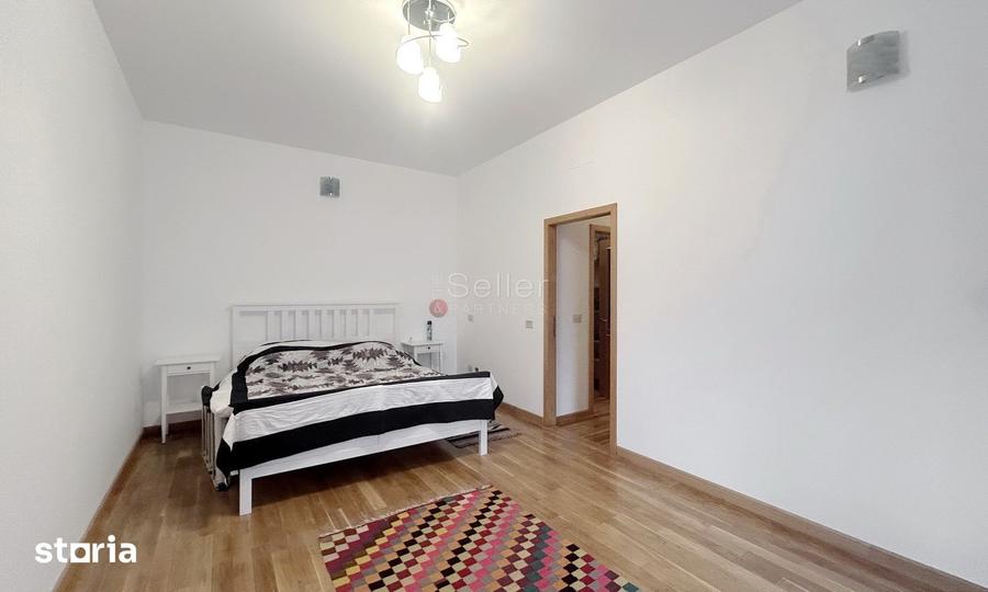 Casă cu 7 camere cu Teren 178 Mp în Florilor