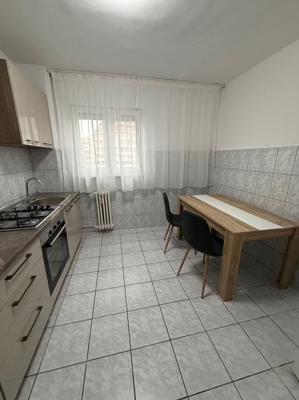 Apartament cu 3 camere decomandat în Dacia