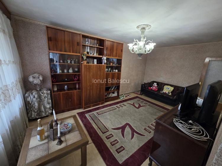 Vanzare 3 camere Titan Auchan