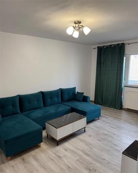 Apartament cu 3 camere decomandat în Tractorul