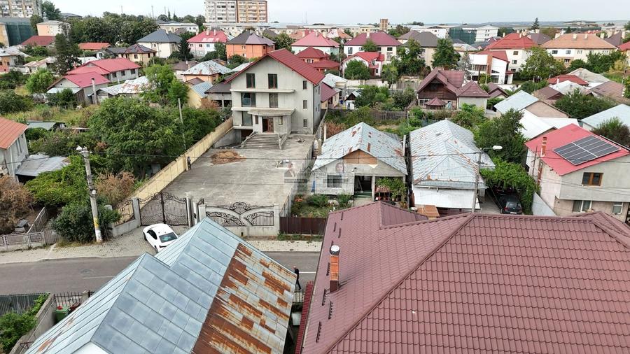 Casă individuală cu 8 camere cu Canalizare în Vest