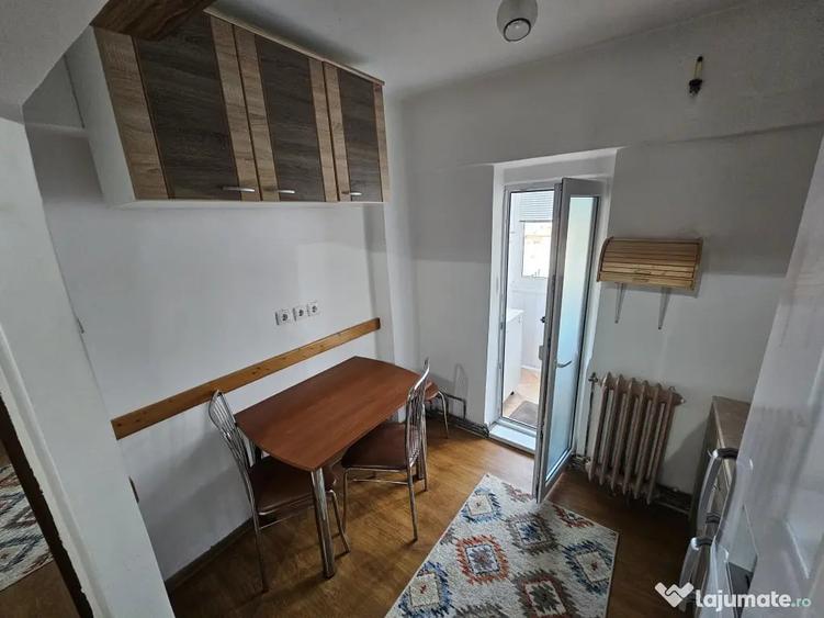 Apartament cu 2 camere decomandat, mobilat în Central