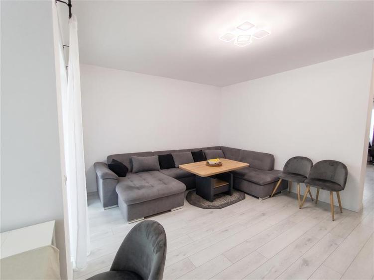 Apartament cu 2 camere decomandat, mobilat în Lisaura