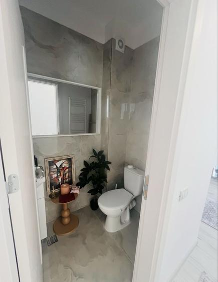 Apartament cu 3 camere decomandat în Roșu