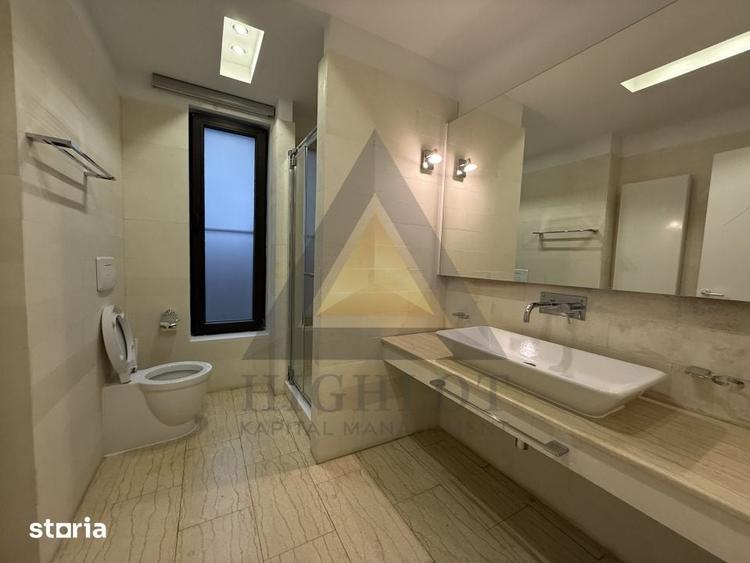 Casă cu 10 camere cu Teren 755 Mp în Nord