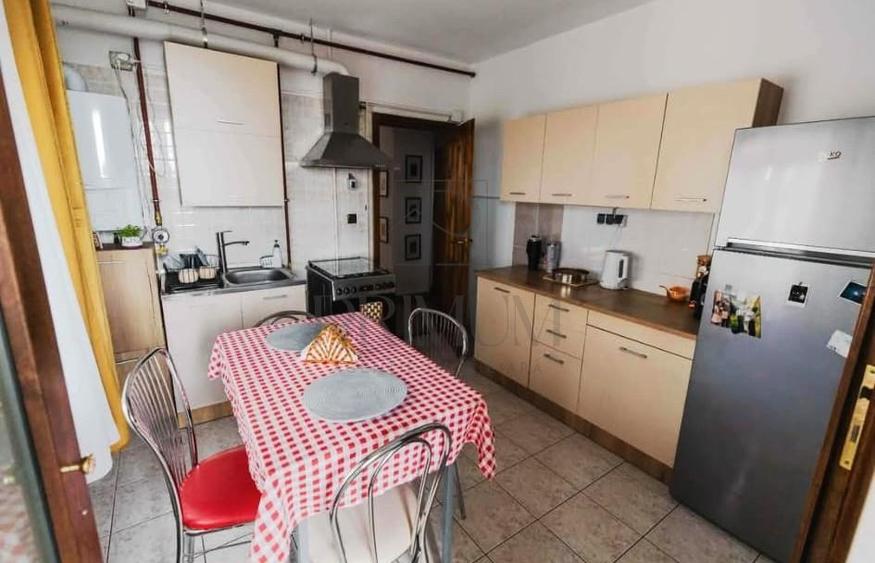 Apartament cu 4 camere decomandat în Central