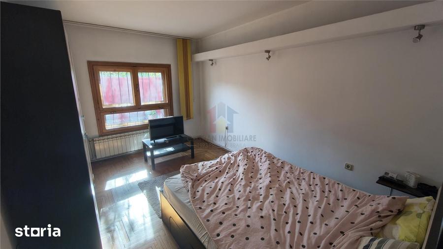 Casă cu 6 camere cu Teren 300 Mp în Tineretului