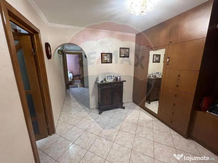 Apartament cu 3 camere decomandat în Central