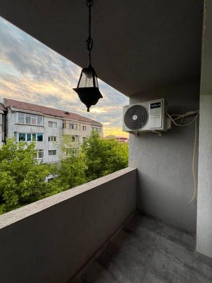 Apartament cu 3 camere, mobilat în Micro 4