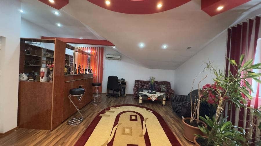 Casă individuală cu 8 camere cu Canalizare în Voluntari
