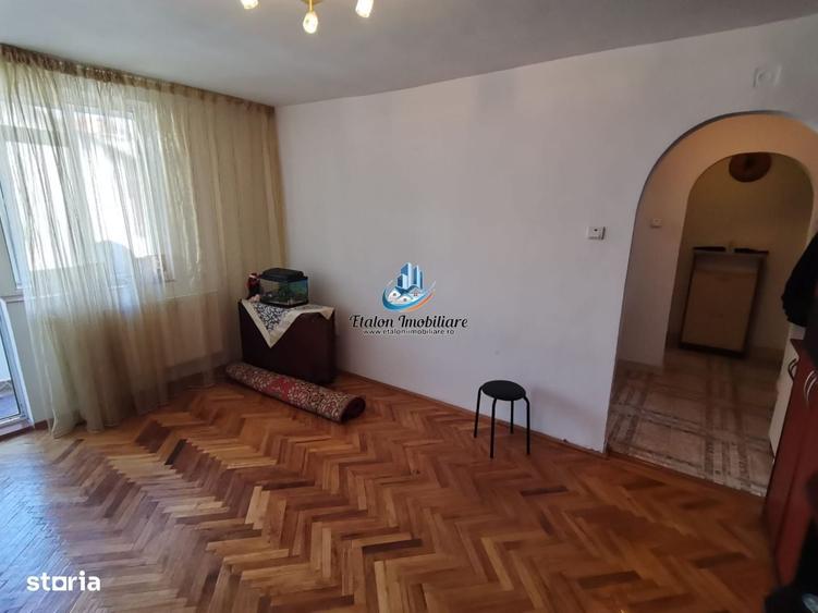 Apartament cu 3 camere semidecomandat în Calea Romanului