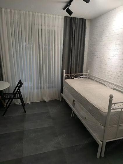 Garsonieră decomandată în Roșu