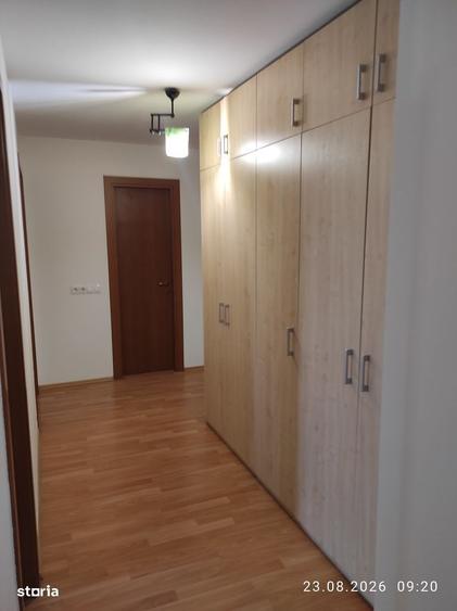 Apartament cu 3 camere în Văcăresti