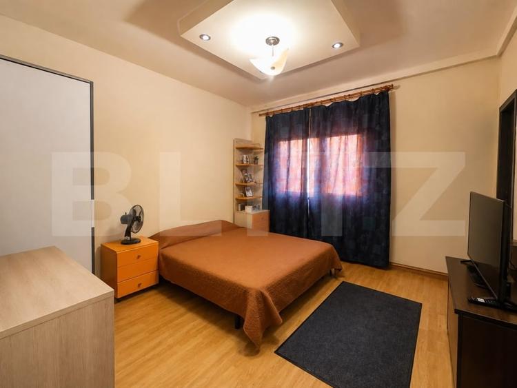 Casă individuală cu 8 camere cu Canalizare în Călan