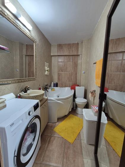 Apartament cu 3 camere decomandat în Nicolina