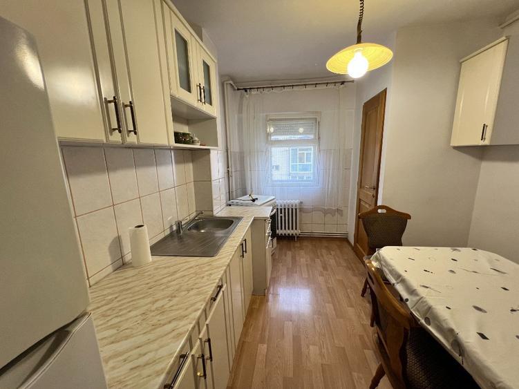 INCHIRIEZ apartament 4 camere decomandat, zona Vasile Aaron - 3