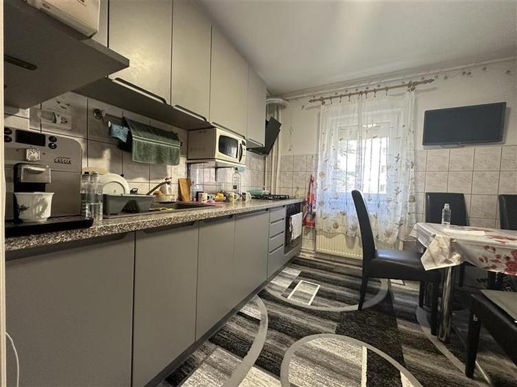 Decomandat cu 2 bai și 2 balcoane la etajul 2 lingă Generală 7 - 1