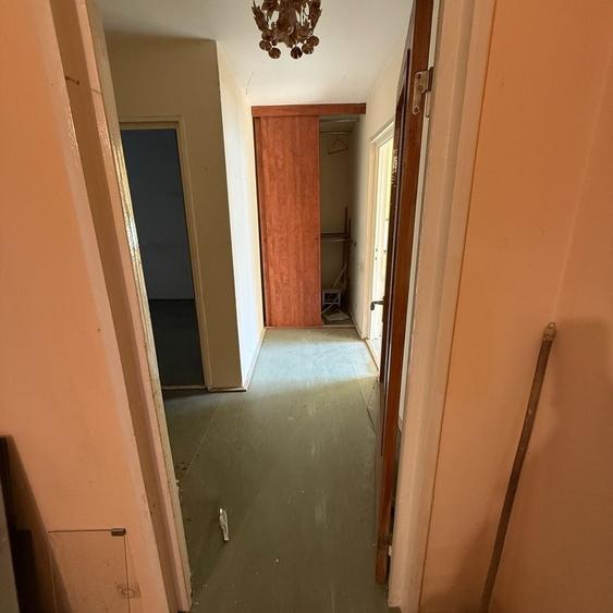 Apartament cu 3 camere semidecomandat în Colentina