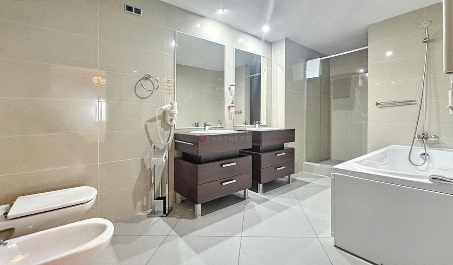 Priveliste spre masivul Postavarul - 8