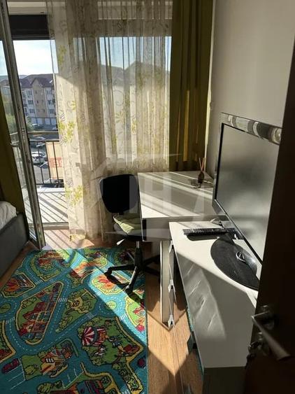 Apartament cu 3 camere semidecomandat, mobilat în Bună Ziua