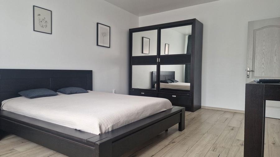 Inchiriez apartament 2 camere- cu parcare Cntru - 1