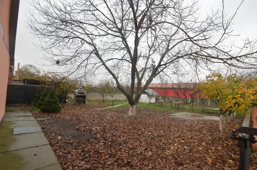 Casa in centrul comunei Padureni - 4