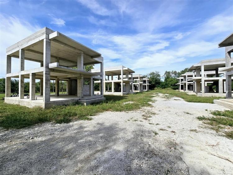 Ansamblu 8 case la structura, 3298mp teren, autorizatie valabila - 7