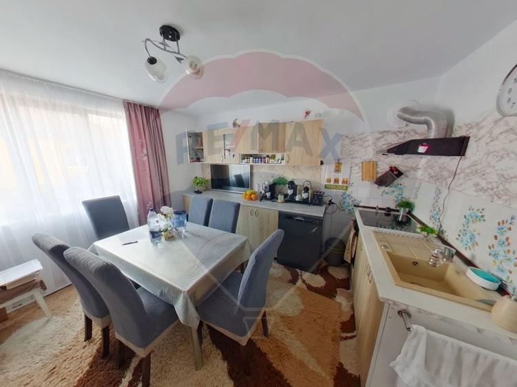 Casă cu 6 camere, DE VÂNZARE, str. Eroilor - 6