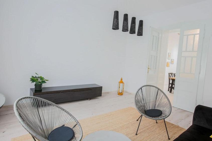 Chirie, apartament 2 dormitoare, central 550 E/lună (neg). Comision 0. - 7