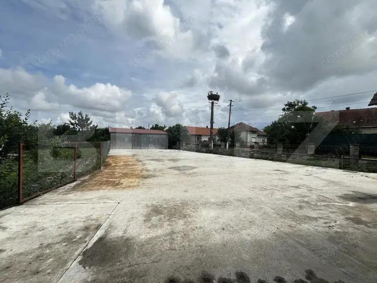 Casa de vanzare in Lazuri, ideala si pentru investitii - 1