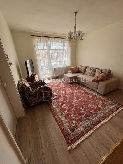 Apartament cu 3 camere semidecomandat, mobilat în Central