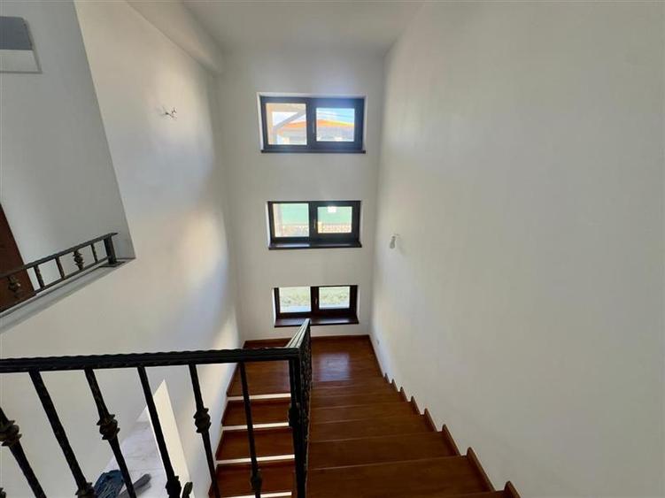 Vilă elegantă individuală în Valea Lupului  5 camere - 28