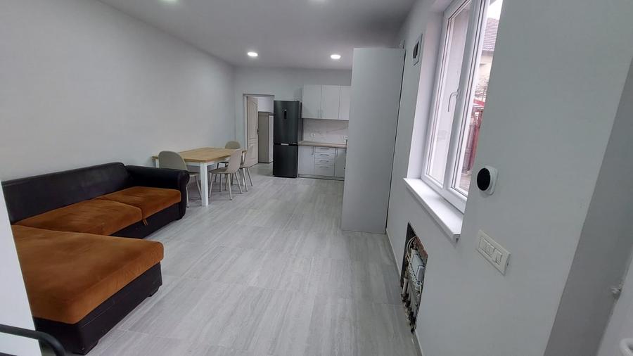 Inchiriez o casa intr-o curte comuna, zona Teatru - 7