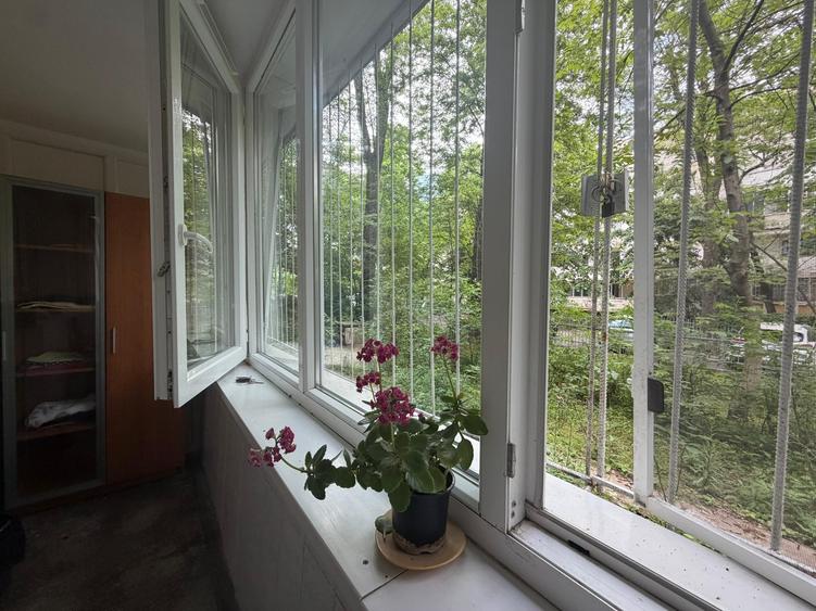 Apartament cu 3 camere semidecomandat, mobilat în Titan