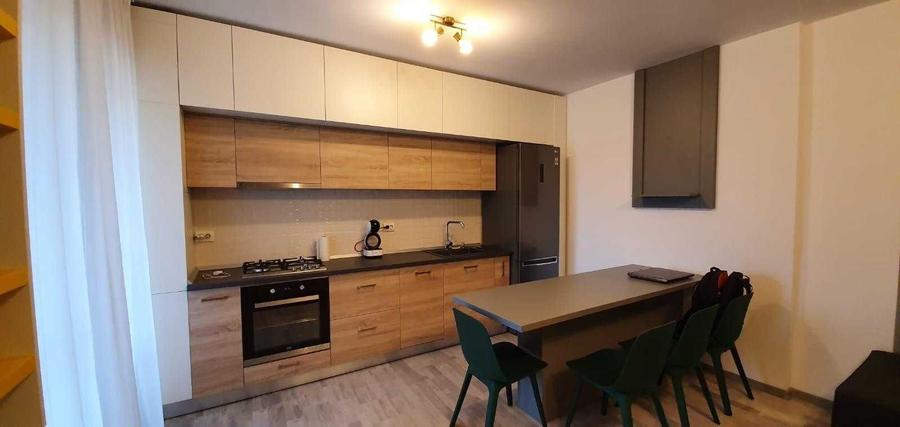 Apartament cu 3 camere decomandat în Roșu