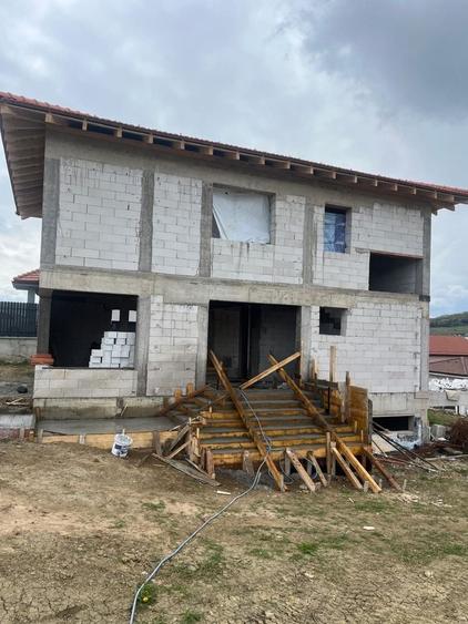 Casă cu 4 camere în Chinteni
