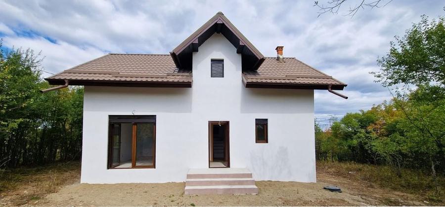 Casă cu 4 camere în Hârsa