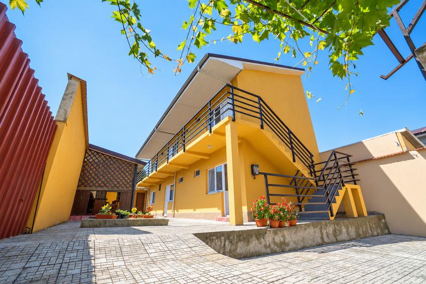 Casă individuală cu 11 camere cu Canalizare în Central