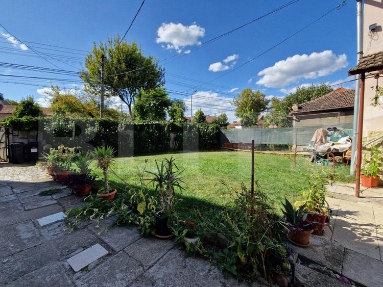 Casă individuală cu 8 camere cu Canalizare în Central