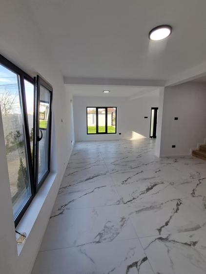 Casă individuală cu 4 camere cu Teren 200 Mp în Exterior Sud