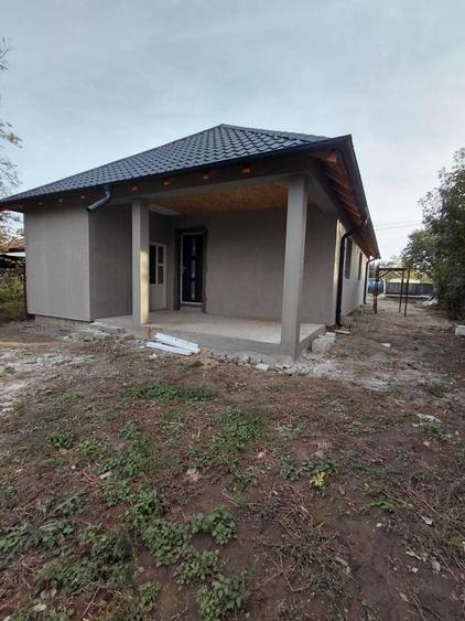 Casă cu 4 camere în Ologeni