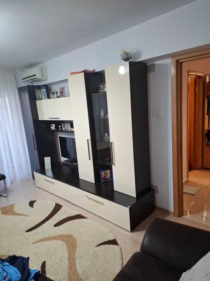 Se ofera spre vanzare un apart. spatios cu o suprafata de 65 mp, 3 cam. decomandate, et. 1, 2 bai, ideal atat pentru locuit, cat si pentru investitie - 3