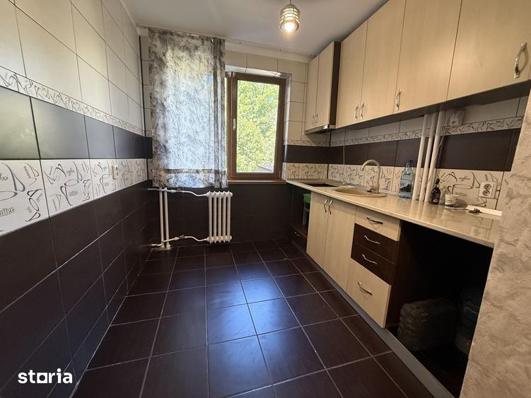 Apartament cu 3 camere semidecomandat în Calea București