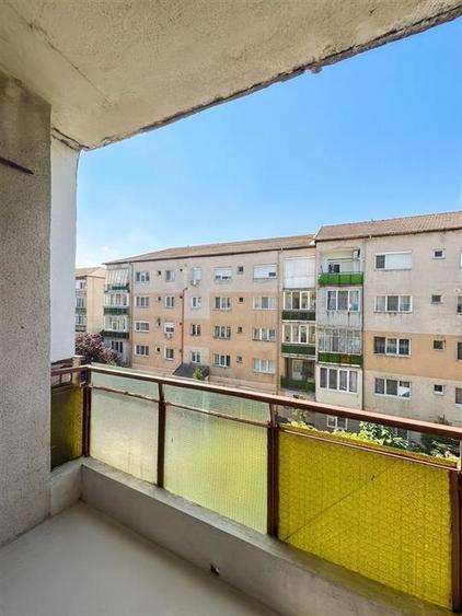 Apartament cu 3 camere semidecomandat în Calea Aradului