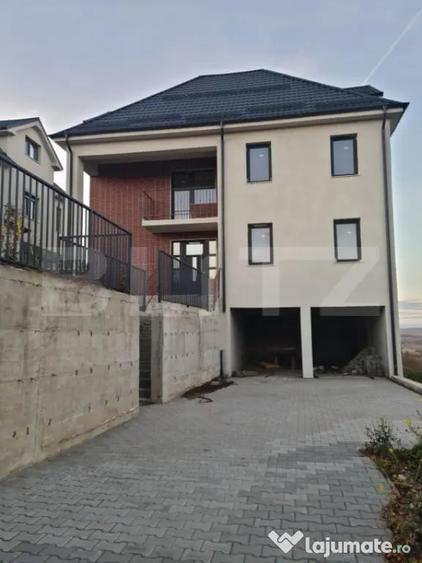 Casă cu 5 camere cu Teren 369 Mp în Dezmir