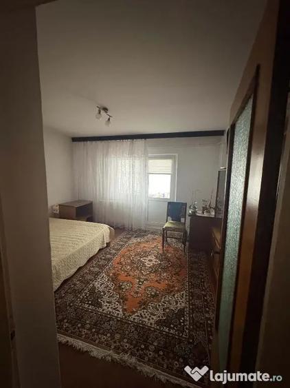 Apartament cu 3 camere decomandat în Astra